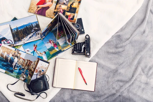 Álbuns Fotos Com Fotos Viagens Caderno Vazio Com Caneta Câmera — Fotografia de Stock