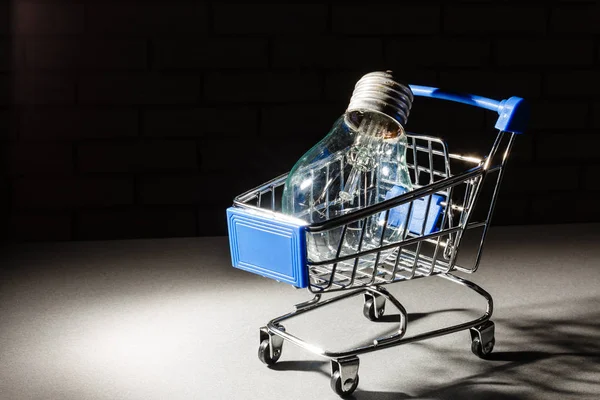 ショッピングカートの電球 — ストック写真