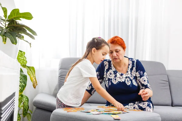 Giovane Donna Con Sua Nipote Che Gioca Con Carte — Foto Stock