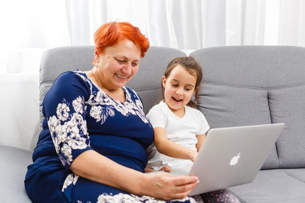 Nonna Nipote Utilizzando Computer Portatile Seduto Sul Divano — Foto Stock