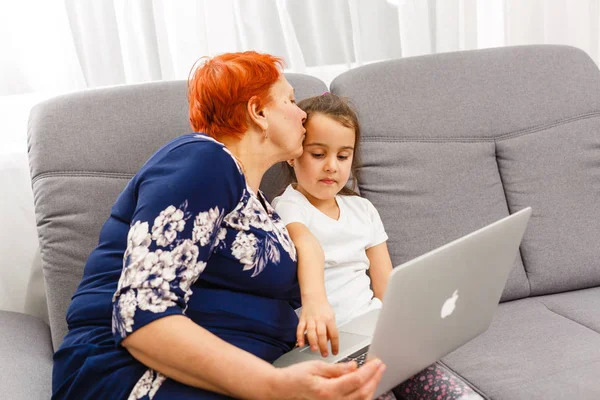 Nonna Nipote Utilizzando Computer Portatile Seduto Sul Divano — Foto Stock