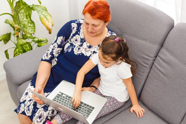 Nonna Nipote Utilizzando Computer Portatile Seduto Sul Divano — Foto Stock