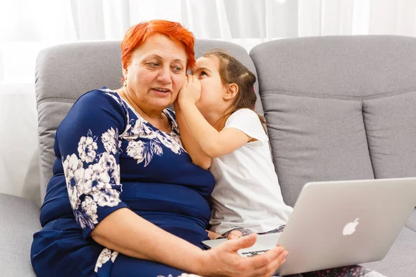 Nonna Nipote Utilizzando Computer Portatile Seduto Sul Divano — Foto Stock