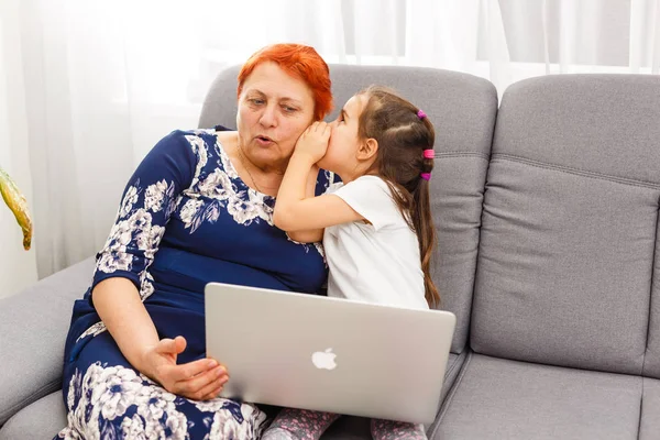 Nonna Nipote Utilizzando Computer Portatile Seduto Sul Divano — Foto Stock