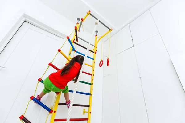 Menina Subindo Uma Escada — Fotografia de Stock
