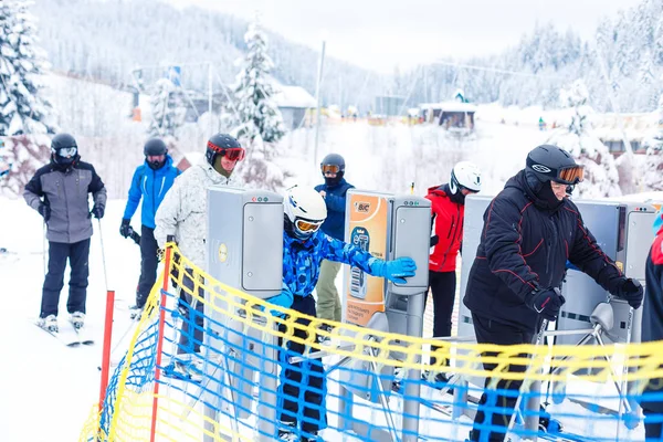 2017 Bukovel Ουκρανία Άνθρωποι Στο Χιονοδρομικό Κέντρο Bukovel Στα Καρπάθια — Φωτογραφία Αρχείου