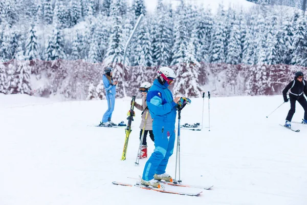 2017 Bukovel Ukraine People Ski Resort Bukovel Carpathian Mountains — Stock Photo, Image