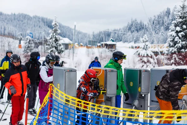 2017 Bukovel Ουκρανία Άνθρωποι Στο Χιονοδρομικό Κέντρο Bukovel Στα Καρπάθια — Φωτογραφία Αρχείου