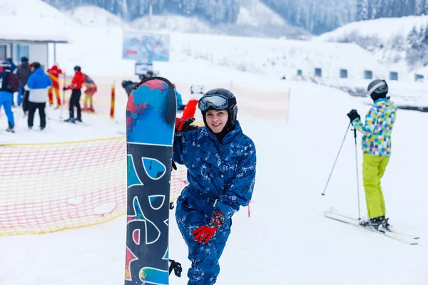 Mulher Desportiva Com Snowboard Estância Esqui — Fotografia de Stock