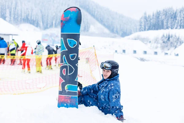 Mulher Desportiva Com Snowboard Estância Esqui — Fotografia de Stock