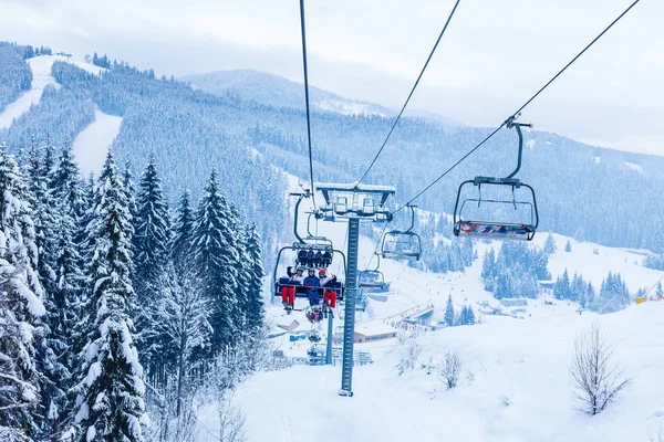 Skiërs op stoeltjeslift in skiresort — Stockfoto