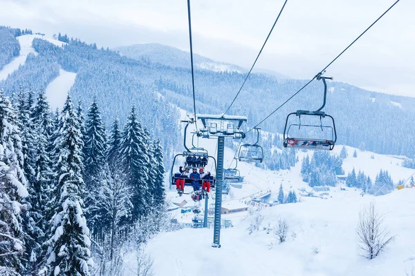 Σκιέρ στην chairlift στο χιονοδρομικό κέντρο — Φωτογραφία Αρχείου