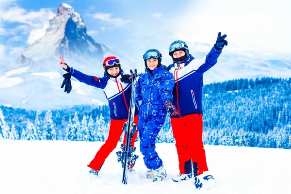 Grupo de amigos com esqui andando nas montanhas — Fotografia de Stock