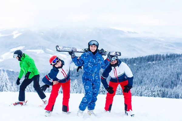 Amigos Estância Esqui Posando Contra Montanhas — Fotografia de Stock