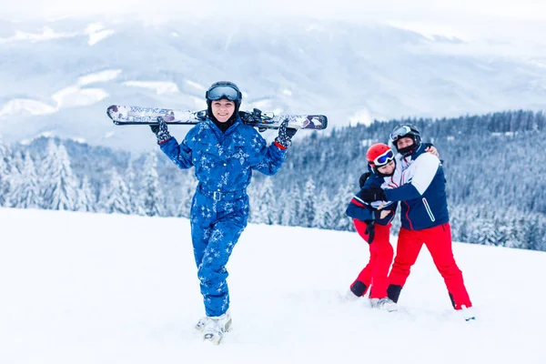 滑雪场的朋友们在山上摆姿势 — 图库照片