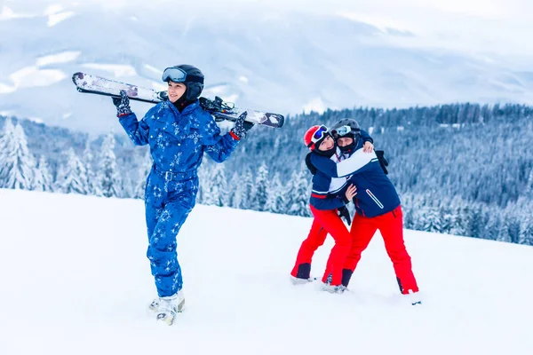 一群朋友带着滑雪在山上散步 — 图库照片