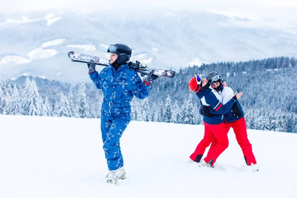 Venner Skisportsstedet Poserende Mod Bjerge - Stock-foto