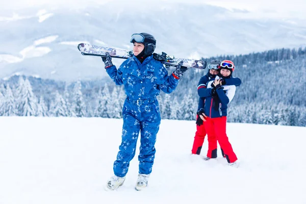 Vänner Skidorten Poserar Mot Berg — Stockfoto