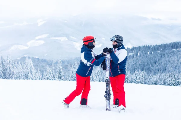 Счастливая Пара Лыжников Снежных Горах — стоковое фото