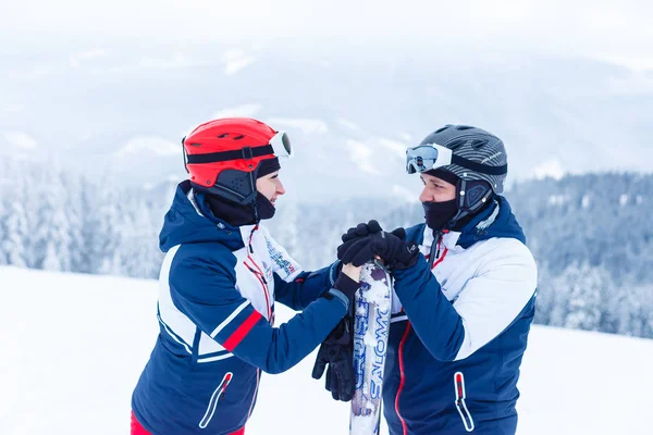 Счастливая Пара Лыжников Снежных Горах — стоковое фото