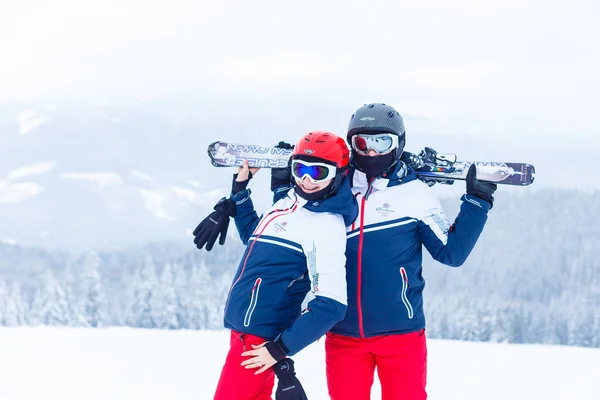 Gelukkig Stel Skiërs Besneeuwde Bergen — Stockfoto