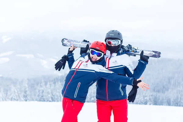 Gelukkig Stel Skiërs Besneeuwde Bergen — Stockfoto