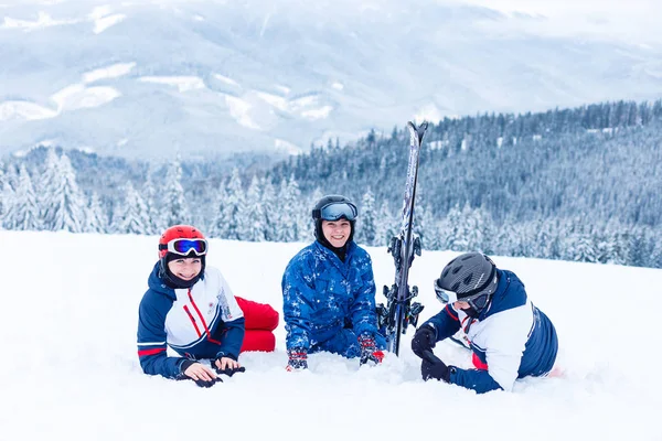 Esquiadores Felizes Estância Esqui — Fotografia de Stock