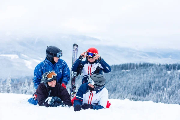 在滑雪胜地玩得开心的朋友 — 图库照片