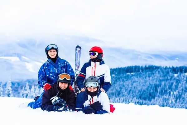 Группа друзей с лыжной ходьбой на горнолыжном курорте — стоковое фото