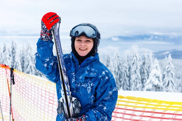 滑雪场穿着蓝色工作服的漂亮滑雪者的画像 — 图库照片