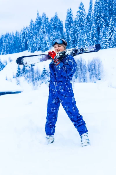 Bir Kayak Merkezinde Mavi Tulumlu Güzel Bir Kayakçının Portresi — Stok fotoğraf