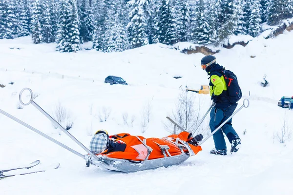 Ski-Rettungsteam mit Rutschentrage hilft beim Skifahren — Stockfoto