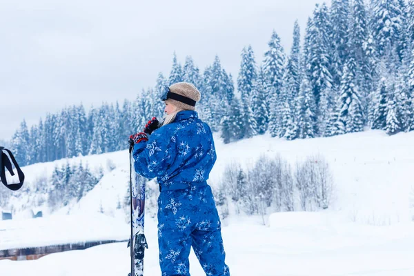 Retrato Esquiador Bonito Mono Azul Una Estación Esquí — Foto de Stock