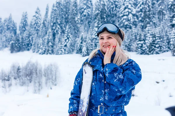 Porträt Einer Hübschen Skifahrerin Blauen Overalls Einem Skigebiet — Stockfoto