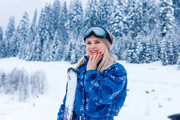 Porträt Einer Hübschen Skifahrerin Blauen Overalls Einem Skigebiet — Stockfoto