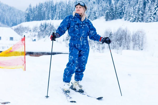 Νεαρή Γυναίκα Χειμωνιάτικα Ρούχα Στο Σκι — Φωτογραφία Αρχείου