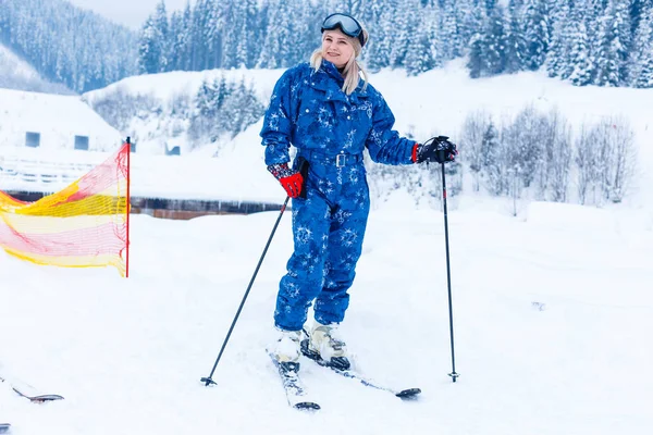 滑雪场穿着蓝色工作服的漂亮滑雪者的画像 — 图库照片