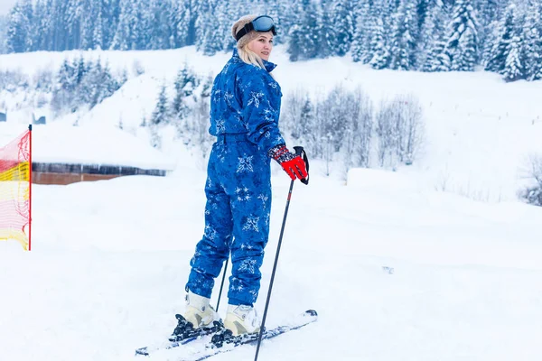 Retrato Esquiador Bonito Mono Azul Una Estación Esquí — Foto de Stock