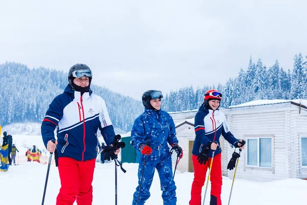 Glada Skidåkare Skidorten — Stockfoto