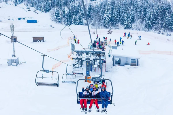 리조트 리프트에서 스키를 사람들 — 스톡 사진