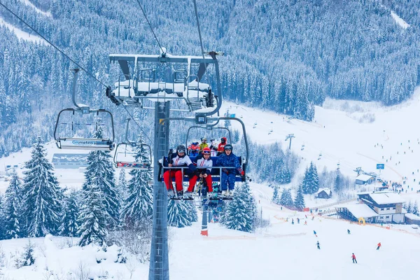 Kayak Merkezindeki Kayak Asansöründe Kayakçılar — Stok fotoğraf