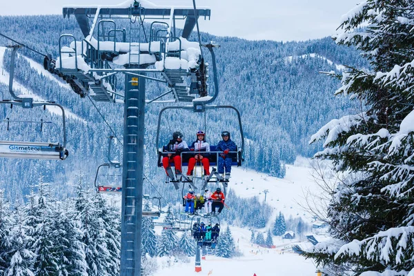 Kayak Merkezindeki Kayak Asansöründe Kayakçılar — Stok fotoğraf