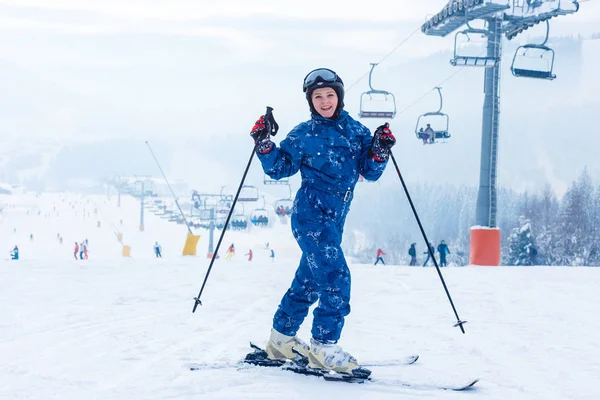 Skifahrerin Skigebiet — Stockfoto