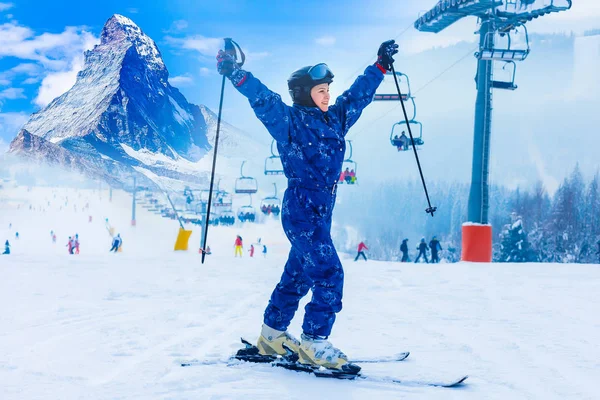 Menina Esqui Neve Dia Ensolarado Nas Montanhas Ski Temporada Inverno — Fotografia de Stock