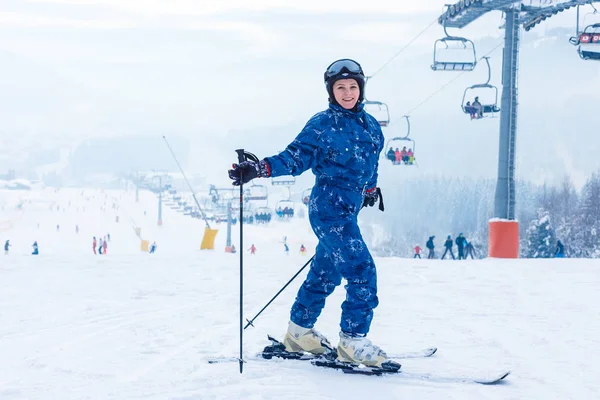 滑雪胜地的女滑雪者 — 图库照片