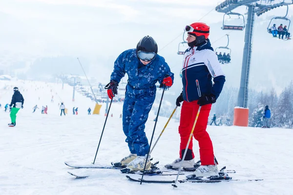 2017 Bukovel Ucrânia Pessoas Estância Esqui Bukovel Nas Montanhas Dos — Fotografia de Stock