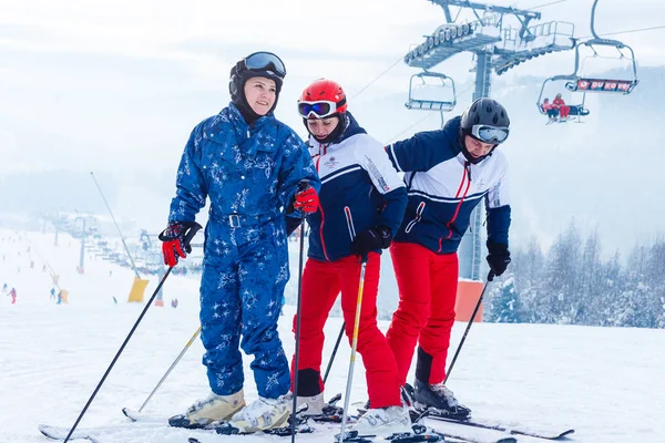 Esquiadores Felizes Estância Esqui — Fotografia de Stock