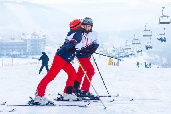 Couple Heureux Skieurs Dans Les Montagnes Enneigées — Photo