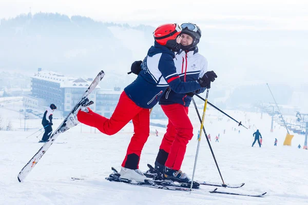 Karlı Dağlarda Mutlu Kayakçılar — Stok fotoğraf