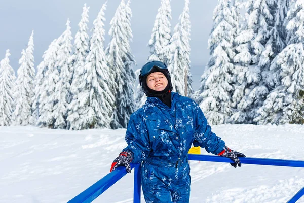 Frau Auf Der Skipiste Den Bergen — Stockfoto